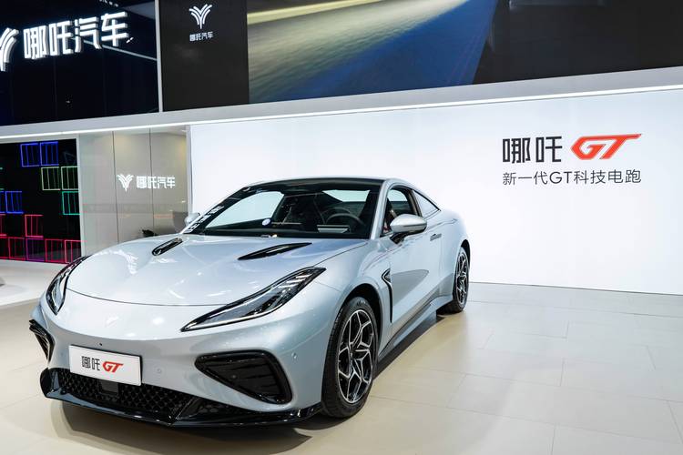 深圳216哪吒汽车在智能汽车领域的表现，领途汽车在新能源汽车市场中的影响力